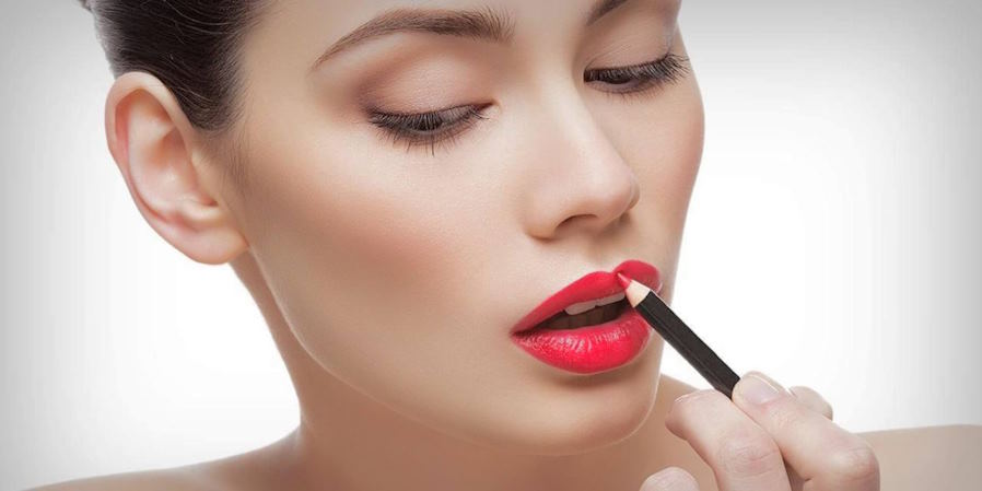 Prolonging the Perfect Pout: A Beauty Hack for Long-Lasting Lip Contour